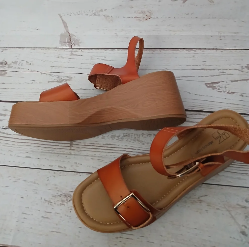 No Boundaries women's vinyl platform sandals with adjustable buckle size 11